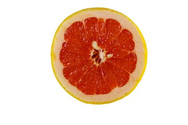 Beyaz arka plan üzerinde izole olgun greyfurt dilim