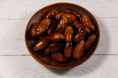 Kurumuş meyveler beyaz ahşap masada