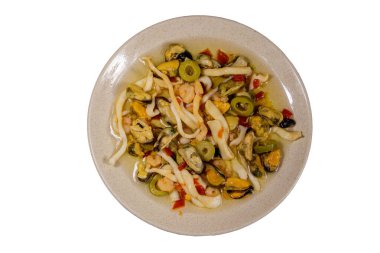 Beyaz arka planda karides, kalamar ve midye içeren deniz ürünleri salatası.