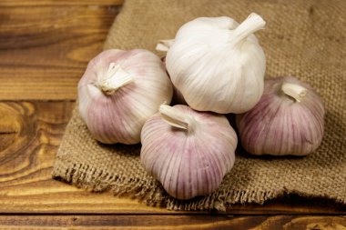 Tahta masada sarımsak soğanları.