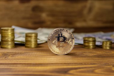 Gümüş bitcoin ve ahşap arka planda dolar