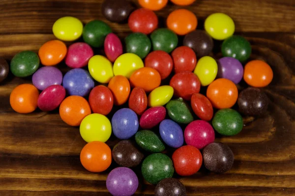 Bonbons Colorés Forme Bouton Remplis Chocolat Sur Une Table Bois — Photo