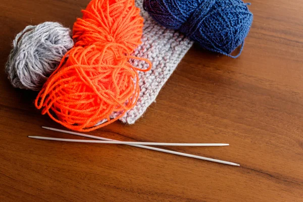編み物 木のテーブルに針を編む — ストック写真