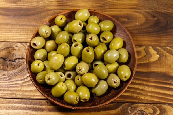 Assiette Avec Olives Vertes Sur Table Bois — Photo