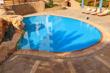 Temiz suyla havuzun havuz manzarası.