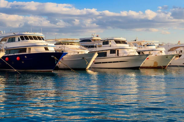 Iates Brancos Porto Marítimo Hurghada Egito Porto Com Barcos Turísticos — Fotografia de Stock