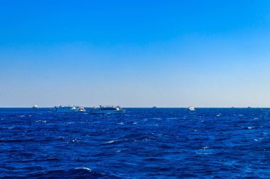 Ufuktaki Kızıl Deniz ve Mısır 'ın Hurghada yakınlarındaki beyaz yatların görüntüsü