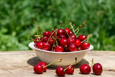 Rustik ahşap masa açık taze kiraz ile kase