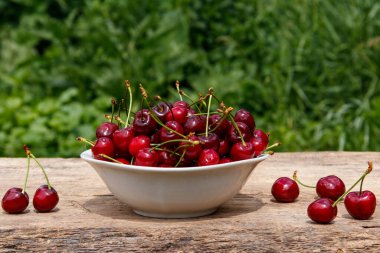 Rustik ahşap masa açık taze kiraz ile kase