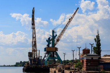 Kargo liman nehir üzerinde ağır vinç