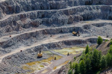 Granit ocağındaki maden kaynaklarının çıkarılması