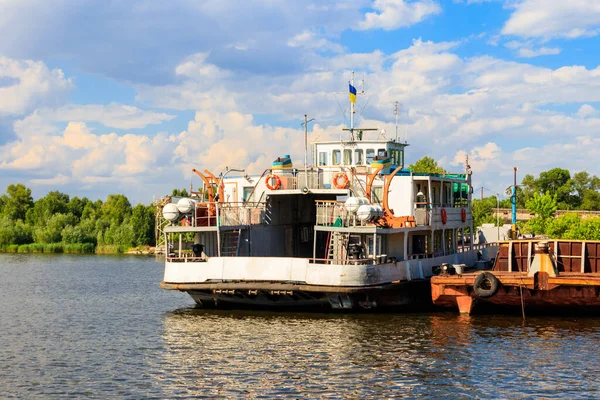 Veerboot Kade Aan Rivier Dnjepr Oekraïne — Stockfoto