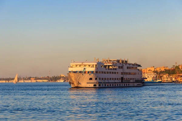 Navio Cruzeiro Navegando Rio Nilo Egito — Fotografia de Stock