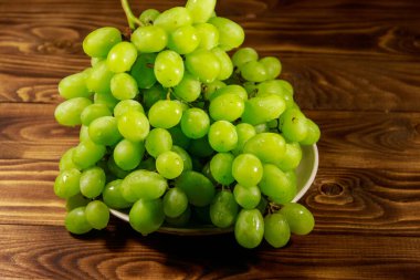 Tahta bir tabakta taze beyaz üzüm.