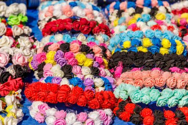 Yapay çiçekler ile farklı saç çemberleri