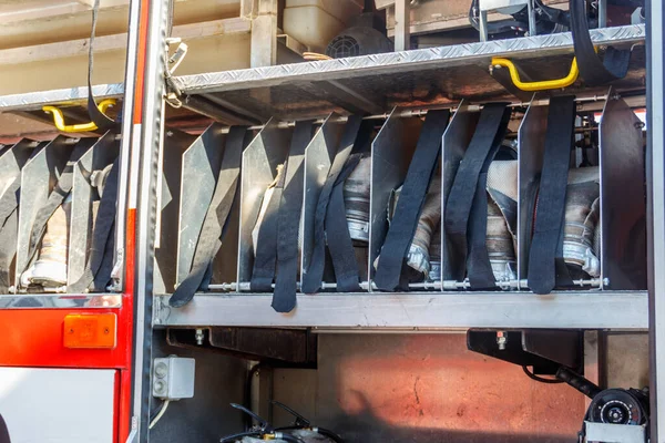 Equipo Rescate Camiones Bomberos Compartimento Las Mangueras Incendio Enrolladas Camión — Foto de Stock