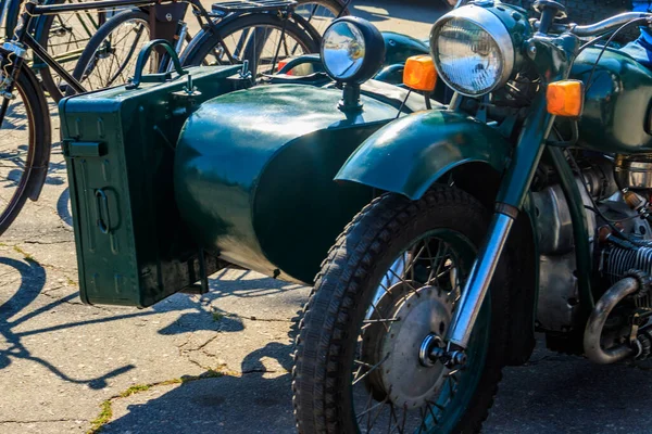 复古三叶草 城市街道上的三轮摩托车 — 图库照片