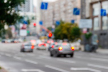 Şehir caddesinde sabah trafiğin bulanık arka planı