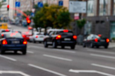 Şehir caddesinde sabah trafiğin bulanık arka planı