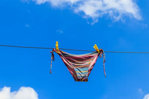 Traje Baño Femenino Secado Colgado Una Cuerda Contra Cielo Azul — Foto de Stock