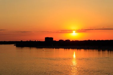 Kremenchug, Ukrayna 'daki Dinyeper Nehri üzerinde turuncu gün batımı