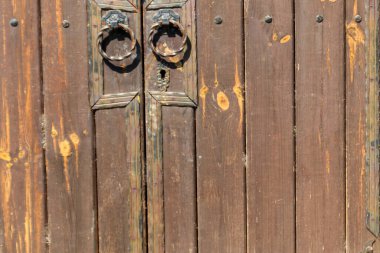 Eski ahşap büyük kapıya yakın çekim