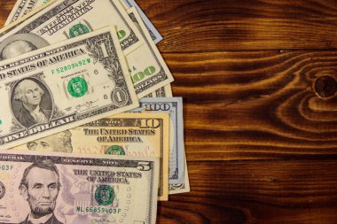 Ahşap arka planda Amerikan doları. Üst görünüm, kopyalama alanı