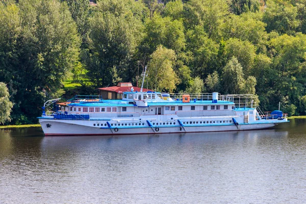 Ipari Hajó Kikötve Partján Dnyeper Folyó Kijevben Ukrajnában — Stock Fotó