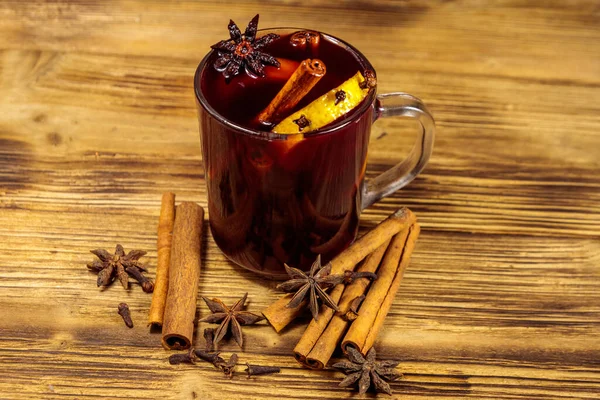 Glühwein Und Gewürze Auf Holztisch — Stockfoto