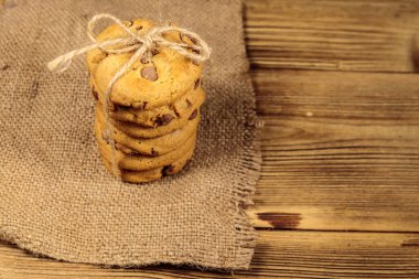 Tahta masada çikolatalı kurabiyeler.