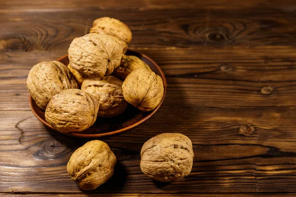 Nueces Placa Cerámica Sobre Mesa Madera — Foto de Stock