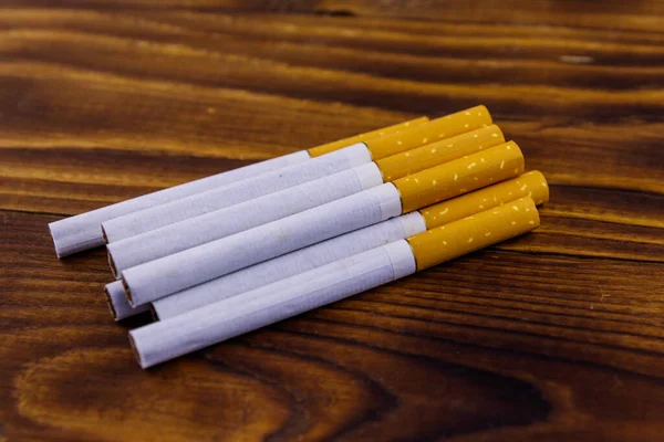 Tabaco Cigarros Mesa Madeira — Fotografia de Stock