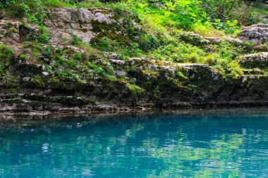 Georgia 'daki Martvili Kanyonu. Dağ nehri manzaralı güzel doğal kanyon Abasha