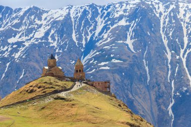 Gergeti Trinity Kilisesi (Tsminda Sameba), Gürcistan 'ın Kafkasya dağlarındaki Gergeti köyü yakınlarındaki Kutsal Üçleme Kilisesi.