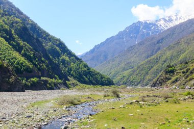 Kafkas dağlarındaki dağ nehri