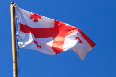 Mavi gökyüzüne karşı Gürcistan bayrağı