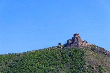 Altıncı yüzyılın ortodoks manastırı olan Jvari manastırının eski Mtskheta (UNESCO Dünya Mirası sahası) üzerindeki kayalık dağın tepesindeki manzarasına bakın.