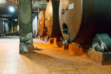 Üzüm suyunun şarap mahzenine dönüştüğü büyük depolama tankları.