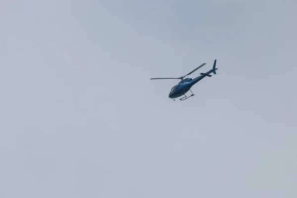 Helicóptero Voando Céu Azul — Fotografia de Stock