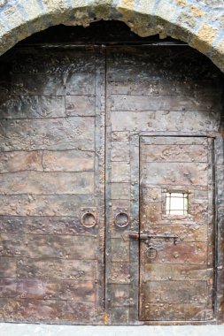 Gürcistan 'ın Gonio kentindeki eski bir kalenin büyük metal kapısına yakın çekim.