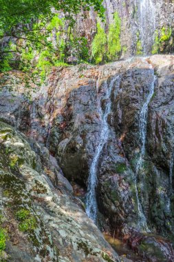 Adjara, Georgia 'daki Kafkasya dağlarında güzel bir şelale.
