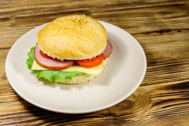 Tahta bir masada ev yapımı taze bir çizburger.