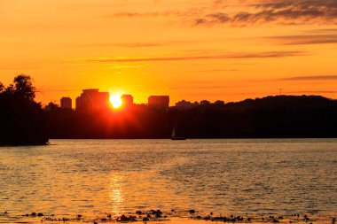 Ukrayna, Kiev 'de bir nehrin üzerinde turuncu gün batımı