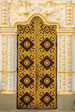 Ukrayna 'daki Kiev Pechersk Lavra (Kiev Mağara Manastırı) Katedrali' nin süslü yaldızlı kapısı
