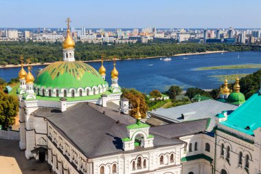 Ukrayna 'daki Kiev Pechersk Lavra (Kiev Mağara Manastırı) ve Dinyeper Nehri' nin yemekhane kilisesinin manzarası. Büyük Lavra Çan Kulesi 'nden görüntü