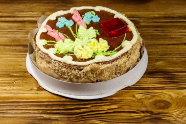 Kremalı, fındıklı ve ahşap masadaki karton kutuda kremalı Kiev keki.