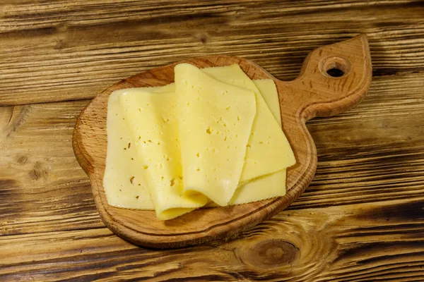 Tahta Üzerinde Dilimler Halinde Peynir — Stok fotoğraf