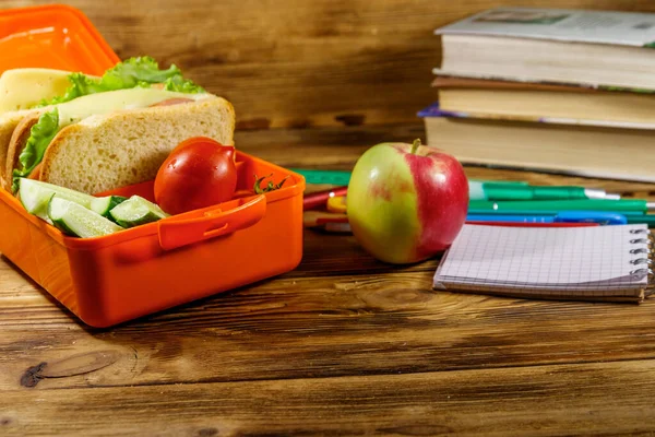 Zurück Zum Schulkonzept Schulbedarf Bücher Apfel Und Brotdose Mit Sandwiches — Stockfoto