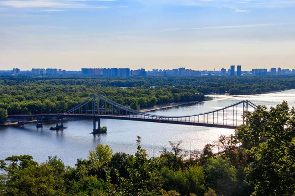 Zicht Voetgangersbrug Rivier Dnjepr Kiev Oekraïne — Stockfoto