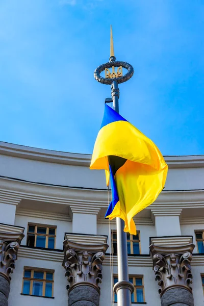 Flagge Der Ukraine Gegen Das Ministerkabinett Der Ukraine — Stockfoto